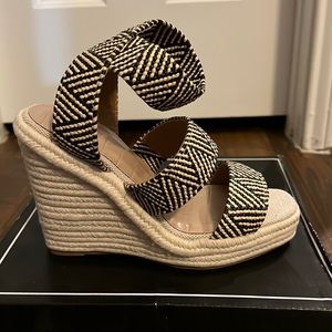 Qupid Size 7 Cascade Beige/Black stretch knit wedges